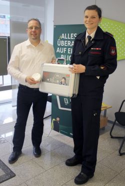 Übergabe des Brandschutzkoffers an die Feuerwehr Rheinbach.