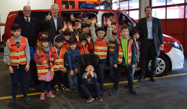Mitglieder der Kinderfeuerwehr vor dem neuen Auto.