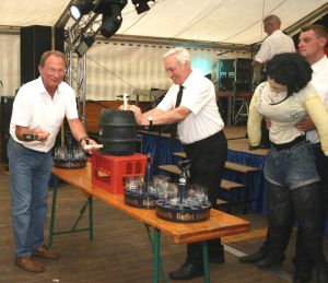 Fassanstich auf der Oberdreeser Kirmes.