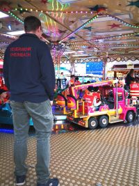 Ein Mitglied der Kinderfeuerwehr Rheinbach auf einem Kinderkarussell