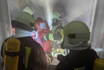 Rettung einer Übungspuppe über die Drehleiter.