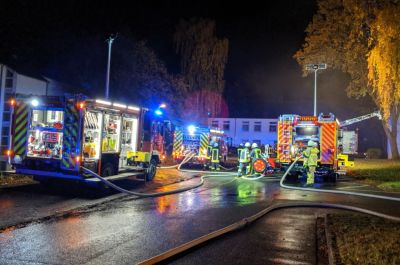 Feuerwehrfahrzeuge bei der Übung in der Kaserne.