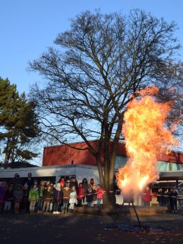 Demonstration einer Fettexplosion auf dem Schulhof der Gemeinschaftsgrundschule Sürster Weg
