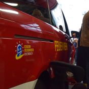 Detail des Mannschaftstransportfahrzeugs mit Kinderfeuerwehr-Logo