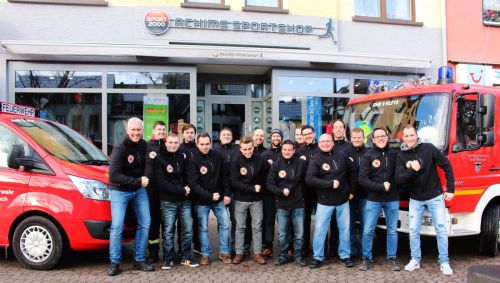 Mitglieder der Löschgruppe Wormersdorf mit den neuen Sportjacken