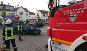 Ein PKW wurde vor der Übung auf sein Dach gelegt.