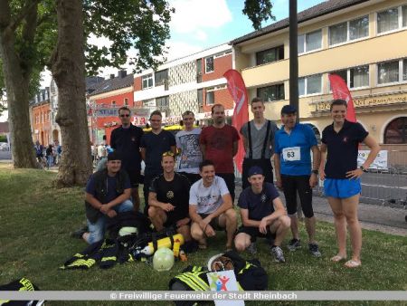 Gruppenfoto der Teilnehmer der Feuerwehr Rheinbach beim Rheinbacher Bürgerlauf