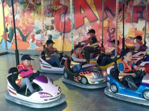 Mitglieder der Kinderfeuerwehr Rheinbach auf dem Autoscooter.