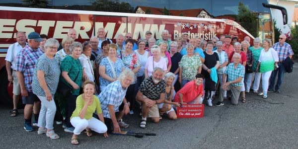 Gruppenfoto der Teilnehmenden der Tour vor dem Reisebus