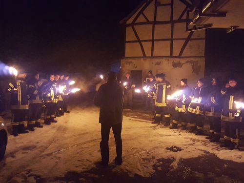 Mitglieder der Löschgruppe Neukirchen gratulieren Georg Schragen.