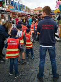 Mitglieder der Kinderfeuerwehr Rheinbach auf der Kirmes.