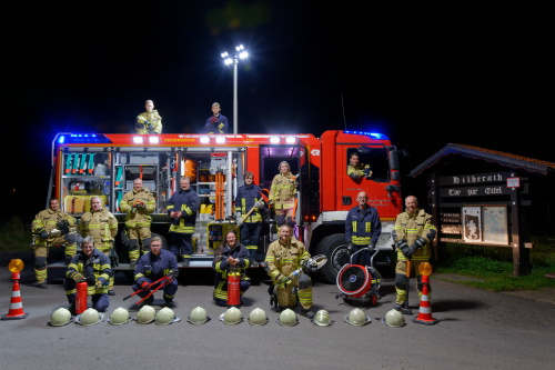 Die Mitglieder der Löschgruppe Hilberath vor dem Hilfeleistungslöschgrupopenfahrzeug auf dem Wanderparkplatz Tor zur Eifel..