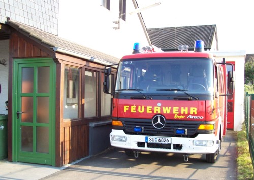 Das Löschfahrzeug der Löschgruppe Queckenberg vor dem Gerätehaus.